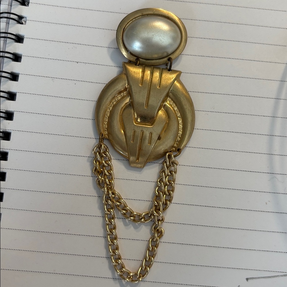 Extra large muted Gold Brooch with pearl and chains - Picture 4 of 5